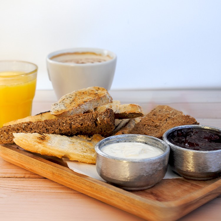 Cafe con leche mas dos tostadas y untables